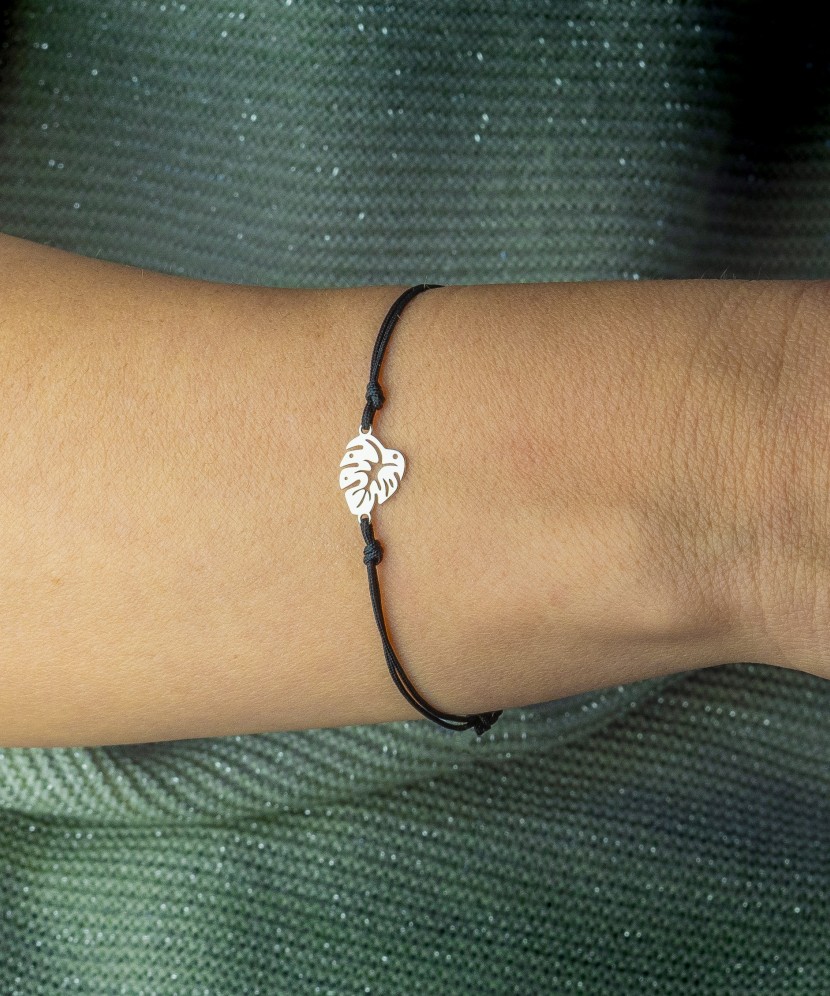 Melnā diegu rokassprādze ar sudraba piekariņu "Lapa" - Diegu rokassprādzes ar sudrabu - Goldinga