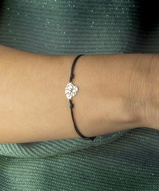 Melnā diegu rokassprādze ar sudraba piekariņu "Lapa" - Diegu rokassprādzes ar sudrabu - Goldinga