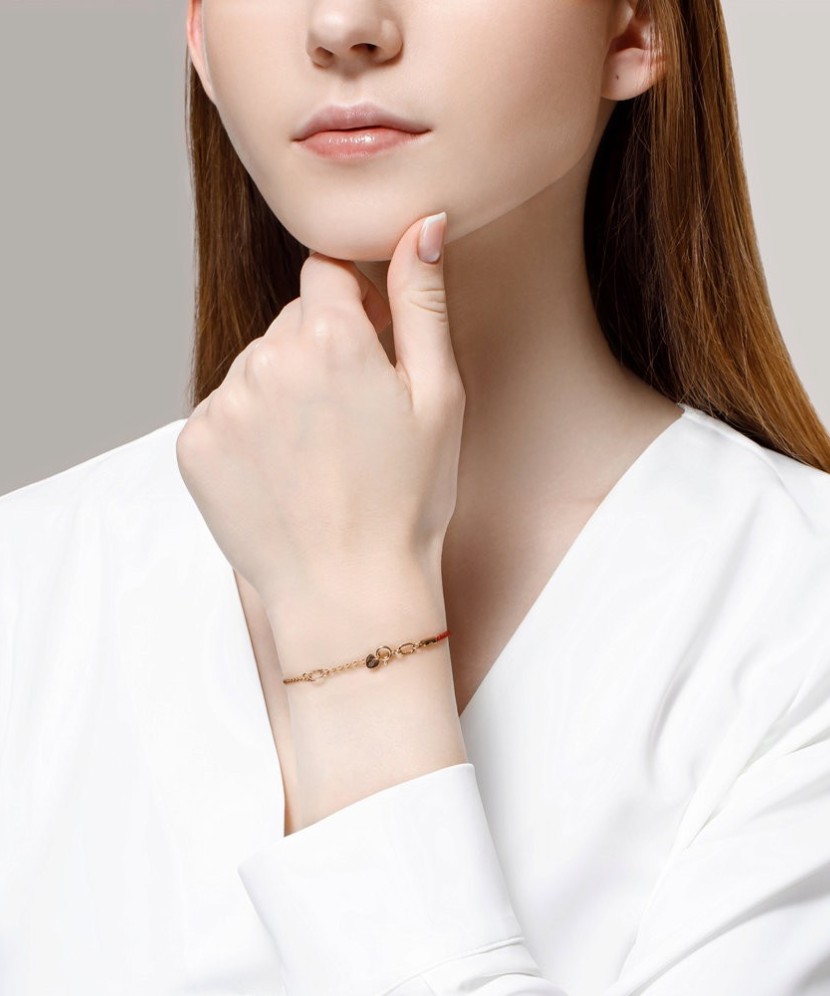 Sarkanā diega un zelta rokassprādze ar Granāta piekariņu - Diegu rokassprādzes ar zeltu - Goldinga