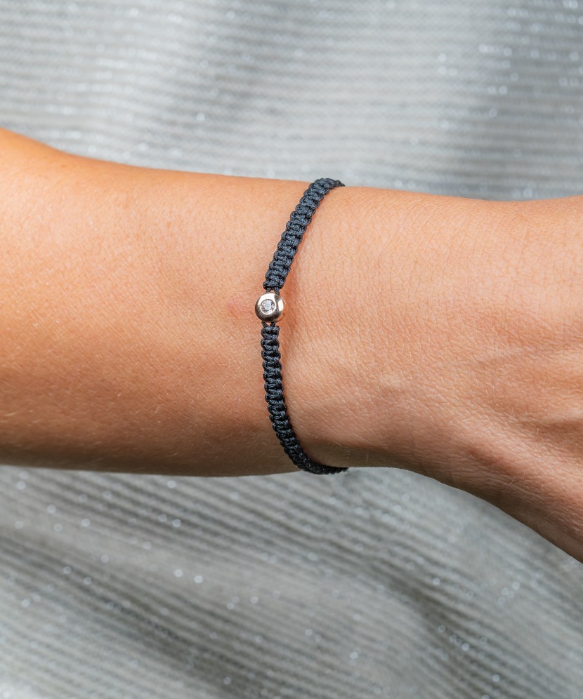 Melnā Diega Rokassprādze Ar Zelta Piekariņu - Diegu rokassprādzes ar zeltu - Goldinga