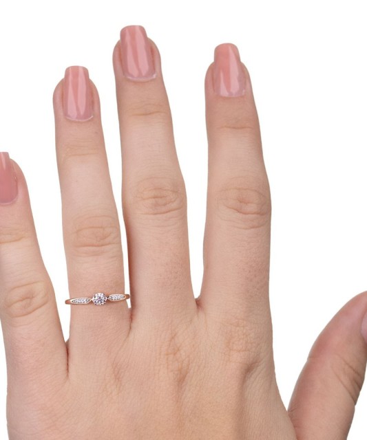 Золотое кольцо с бриллиантом