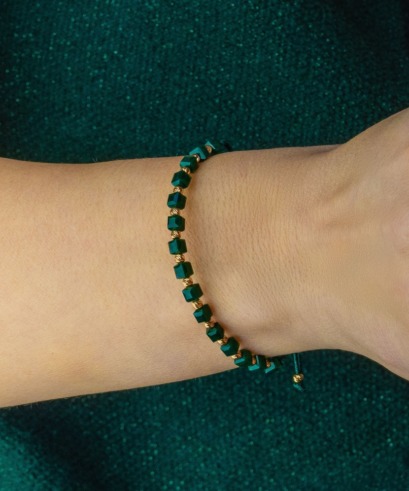 Браслет из зелёной нити с золотом и ониксом