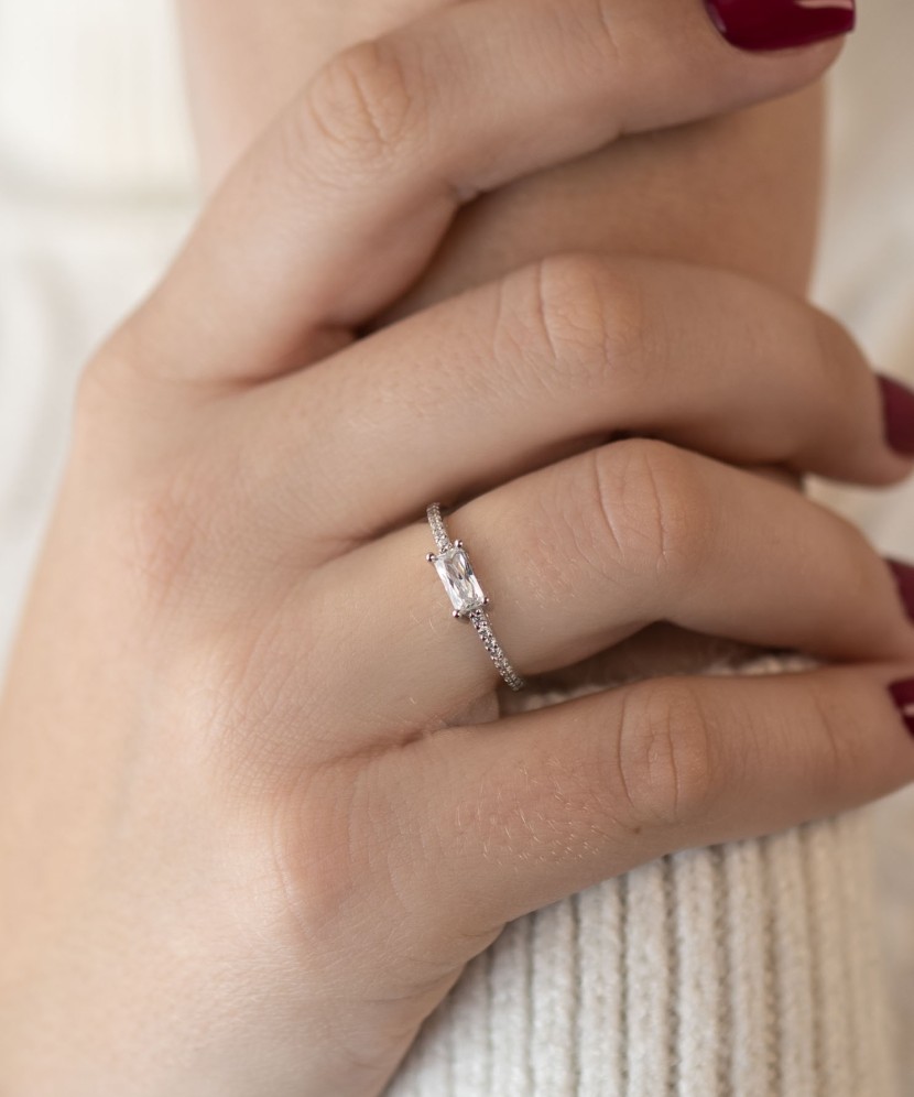 Кольцо из серебра с фианитами