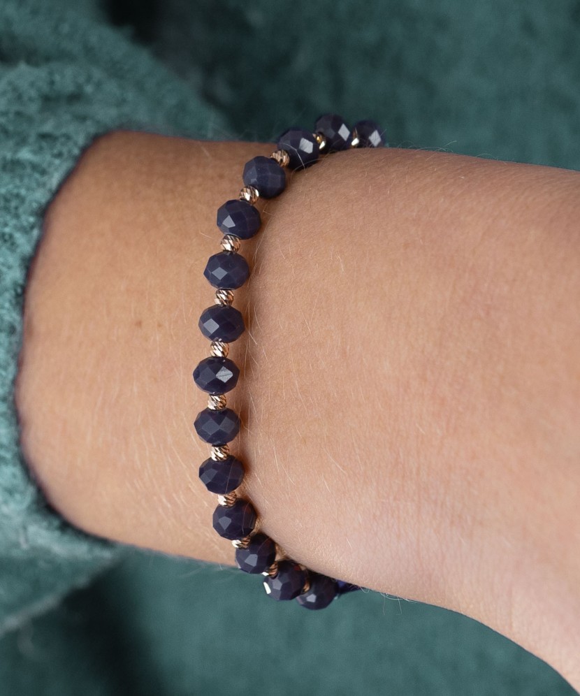 Браслет из фиолетовой нити с золотом и ониксом