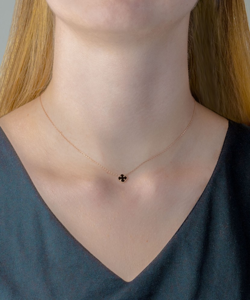 Золотая цепочка с подвеской из оникса