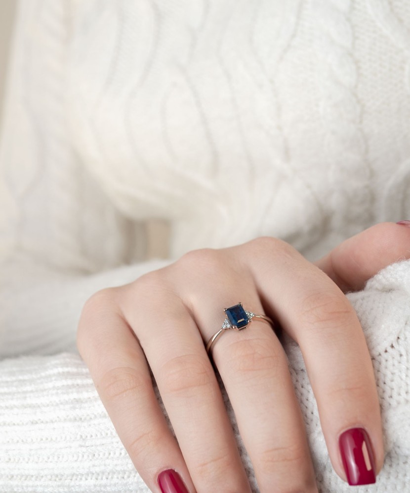 Zelta gredzens ar safīru un briljantiem - Žiedai su brangakmeniais - Goldinga