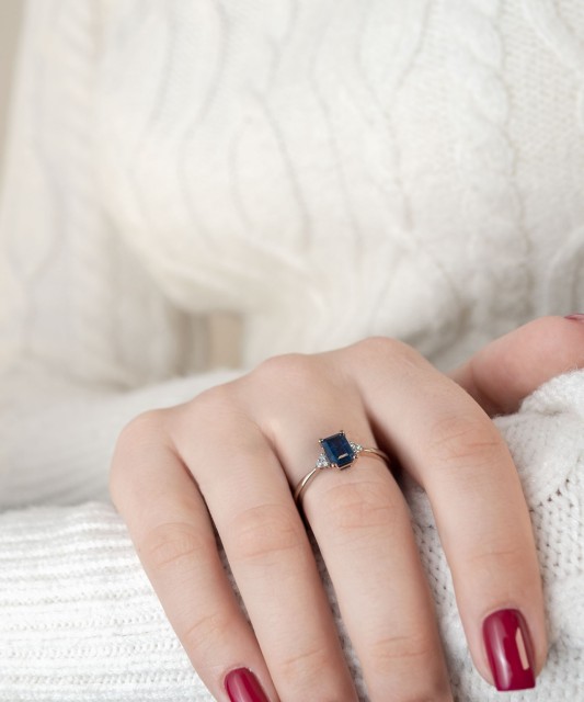 Zelta gredzens ar safīru un briljantiem - Žiedai su brangakmeniais - Goldinga