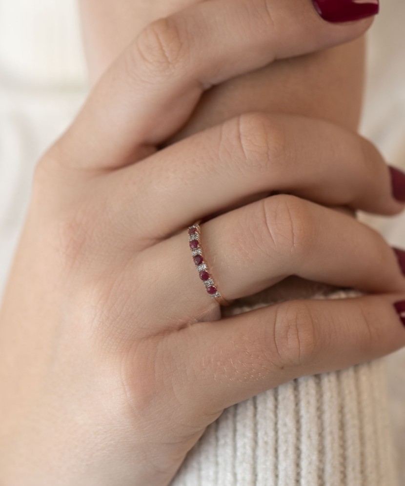 Золотое кольцо с рубинами и бриллиантами