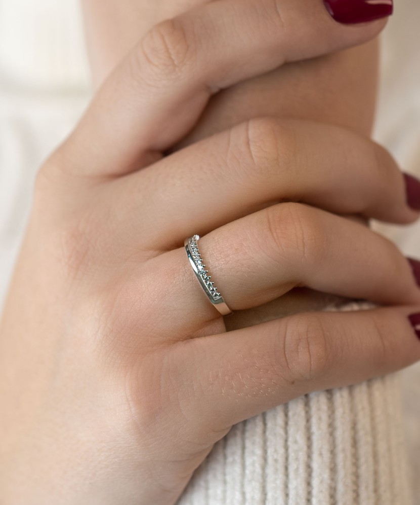 Кольцо из белого золота с цирконами