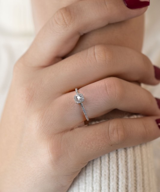 Baltā zelta gredzens ar cirkonijiem