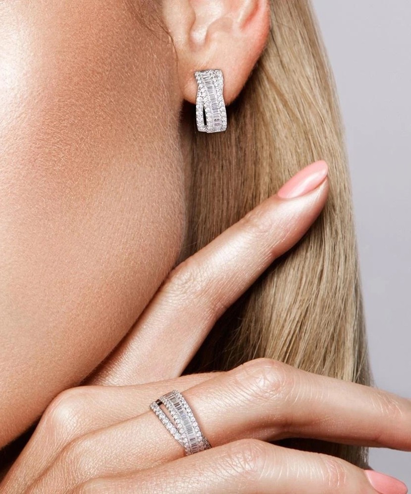 Кольцо из серебра с фианитами