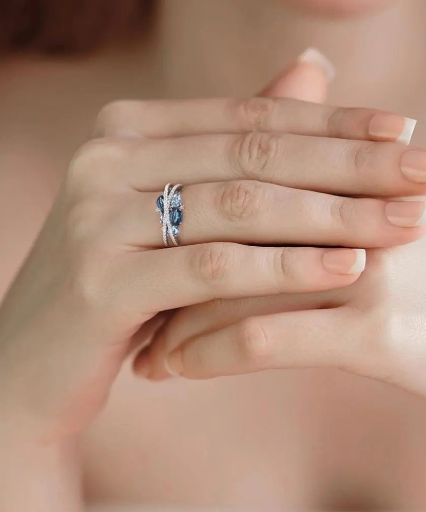 Sudraba gredzens ar cirkonijiemun špineļiem