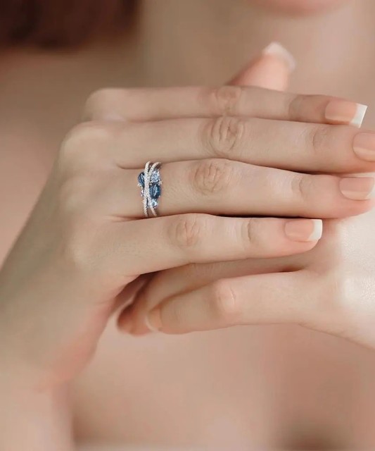 Кольцо из серебра с фианитами и шпинели