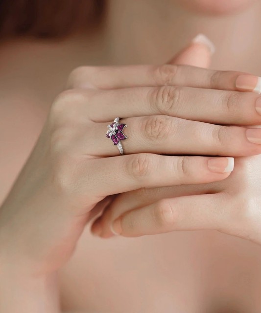 Sudraba gredzens ar cirkoniem un nano rubīnu "Puķe"