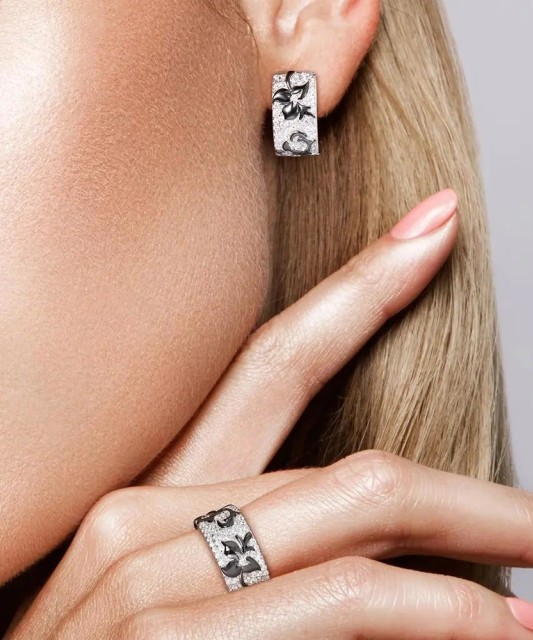 Кольцо из серебра с фианитами