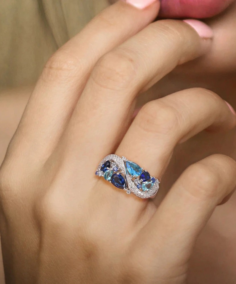 Кольцо из серебра с фианитами