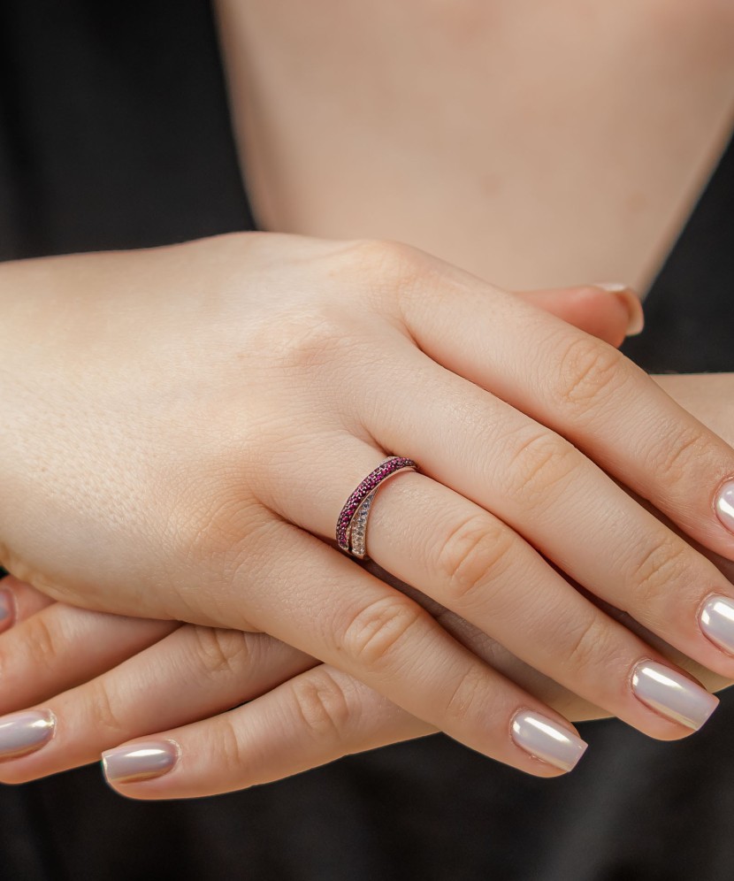 Кольцо из серебра с фианитами и нано-рубином