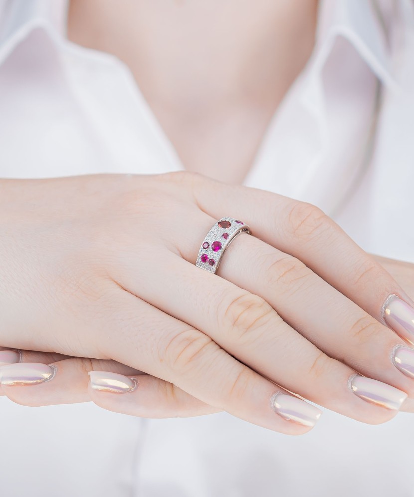 Sudraba gredzens ar nano rubīniem un cirkoniem