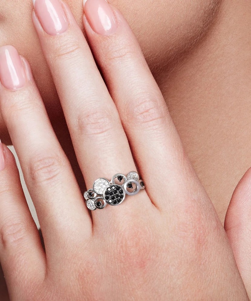 Sudraba gredzens ar cirkonijiemun špineļiem