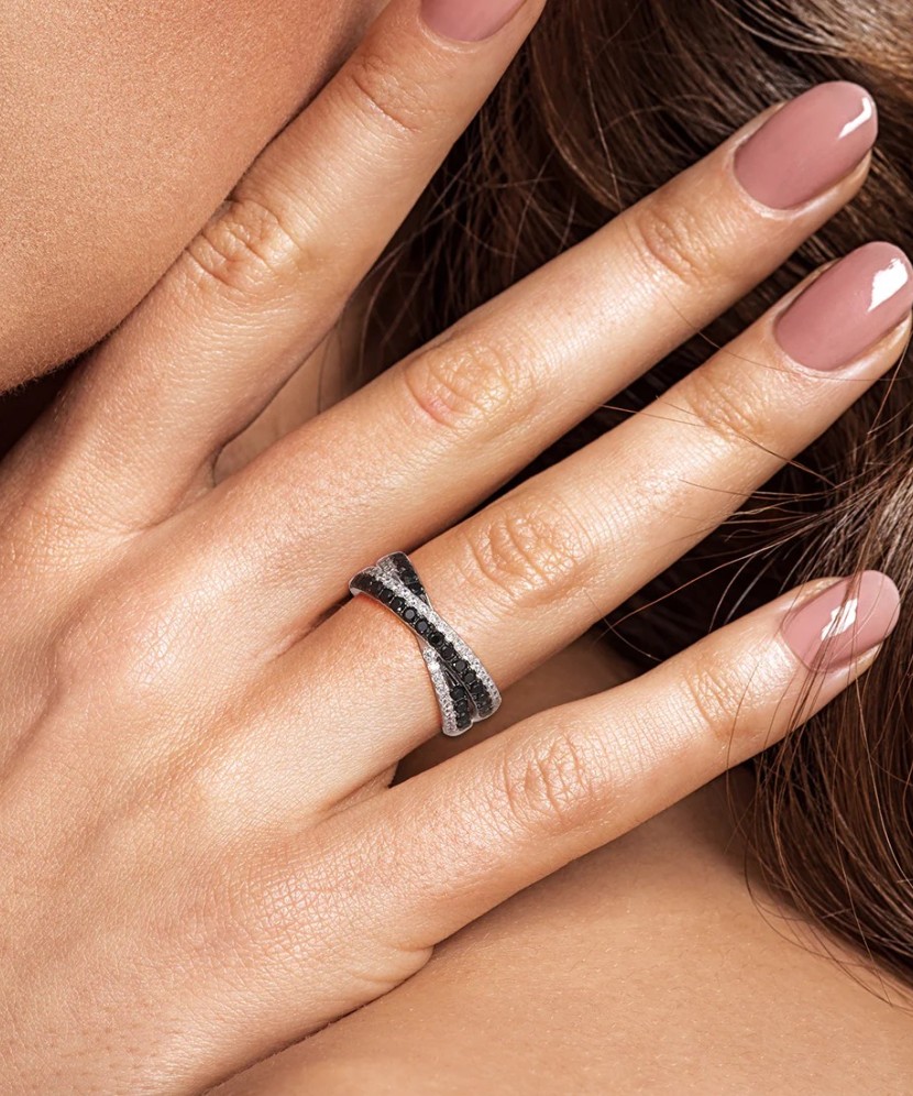 Sudraba gredzens ar cirkonijiemun špineļiem