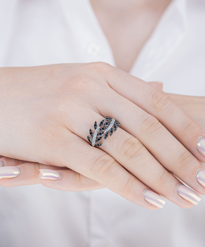 Серебряное кольцо со шпинелями и цирконами