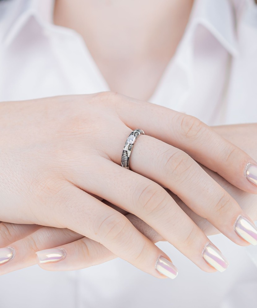 Sudraba gredzens ar emalju un cirkoniem