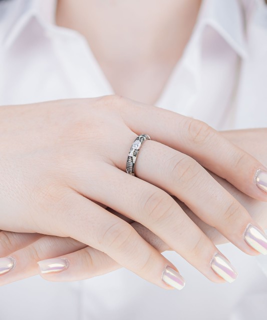 Sudraba gredzens ar emalju un cirkoniem