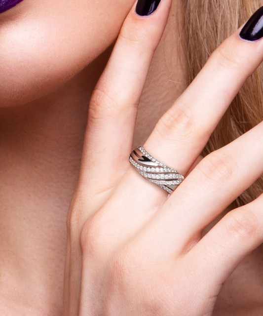 Кольцо из серебра с фианитами