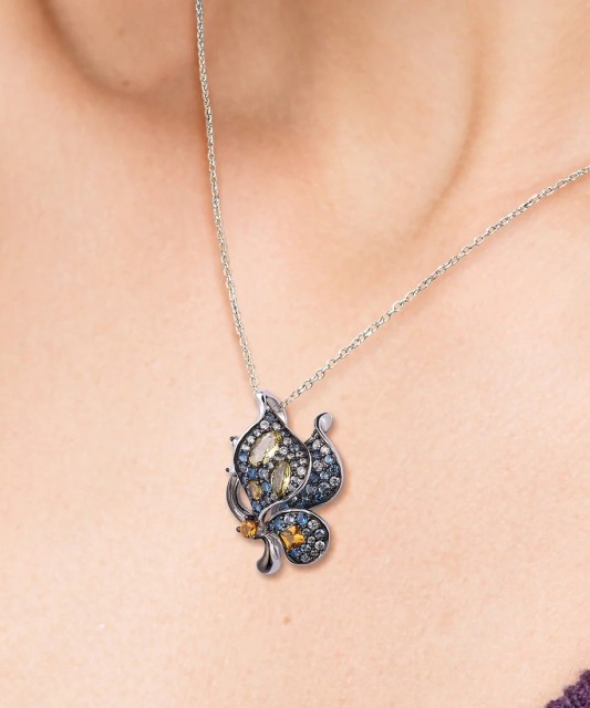 Sudraba kulons ar spineļiem un cirkoniem "Tauriņš"