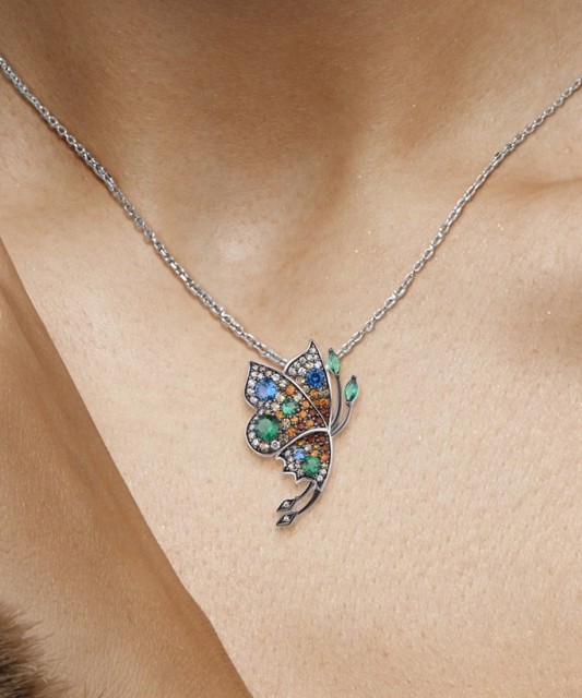 Sudraba kulons ar spineļiem un cirkoniem "Tauriņš"