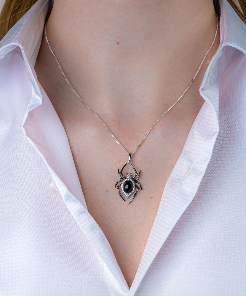 Sudraba kulons ar ahātu un cirkoniem"zirneklis"