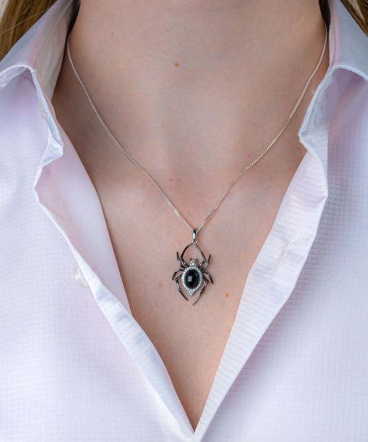 Sudraba kulons ar ahātu un cirkoniem"zirneklis"