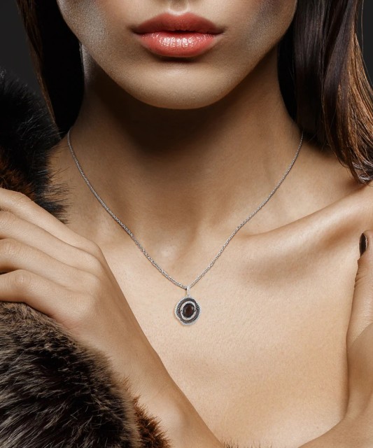 Sudraba kulons ar spineļiem un cirkoniem