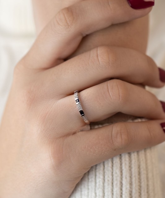 Кольцо из белого золота с сапфиром и бриллиантами