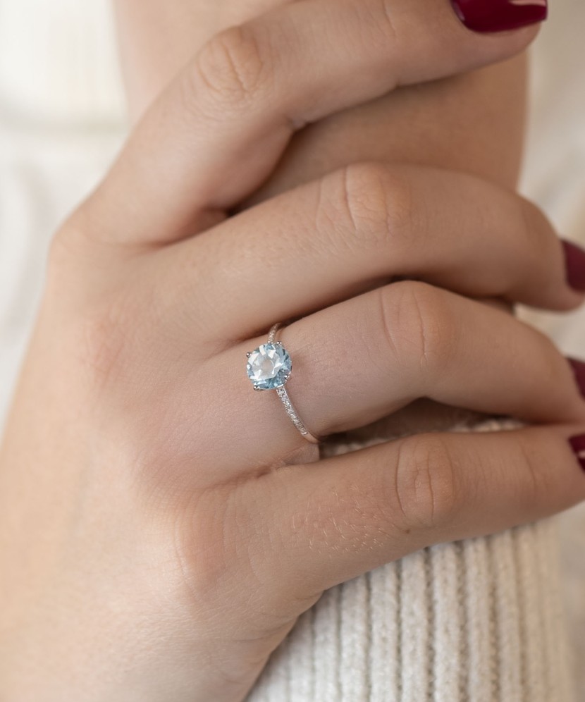 Кольцо из белого золота с топазом и бриллиантами