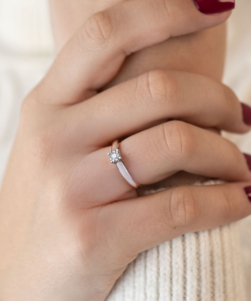 Кольцо из белого золота с бриллиантом