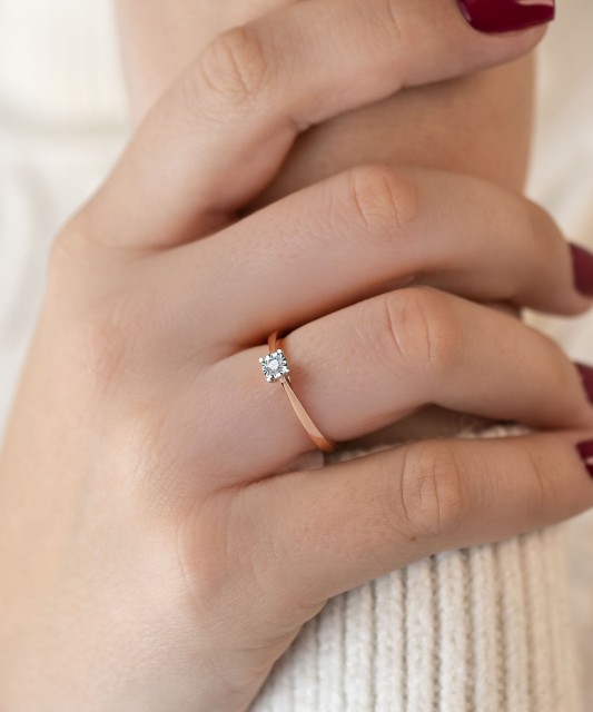 Кольцо из золота с бриллиантом