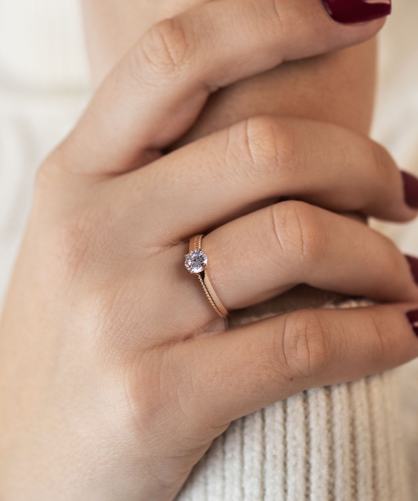 Золотое кольцо с цирконом