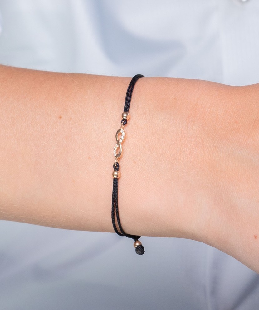 Браслет из черной нити с золотой подвеской и цирконием "Бесконечность"