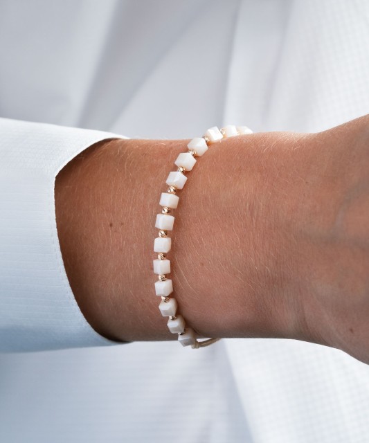 Krēmkrāsas diegu rokassprādze ar zeltu un oniksiem - Goldinga