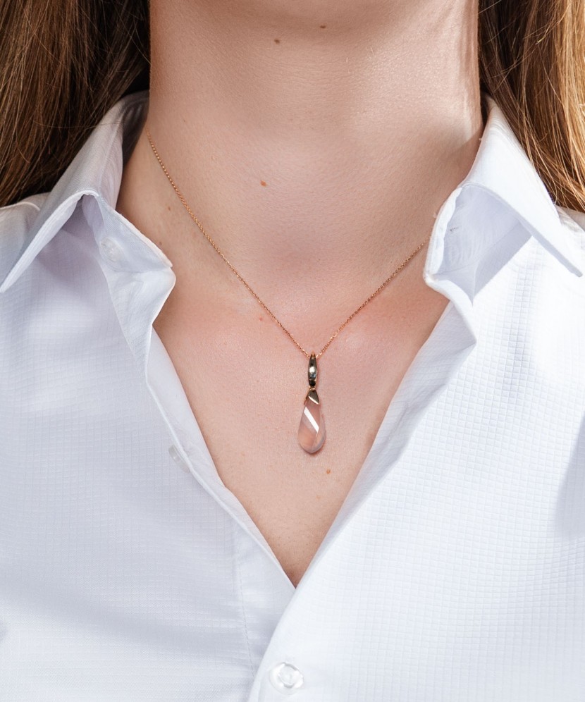 Zelta piekariņš ar rozā kvarcu