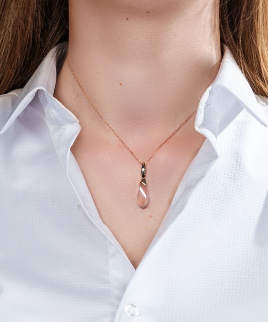 Zelta piekariņš ar rozā kvarcu