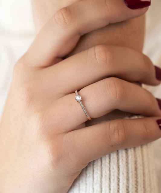 Золотое кольцо с алмазом