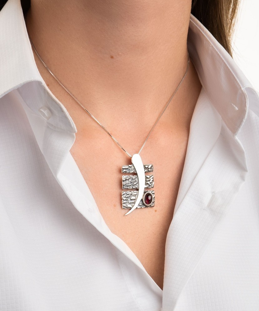 Sudraba piekariņš ar granātu