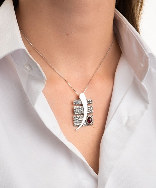 Sudraba piekariņš ar granātu