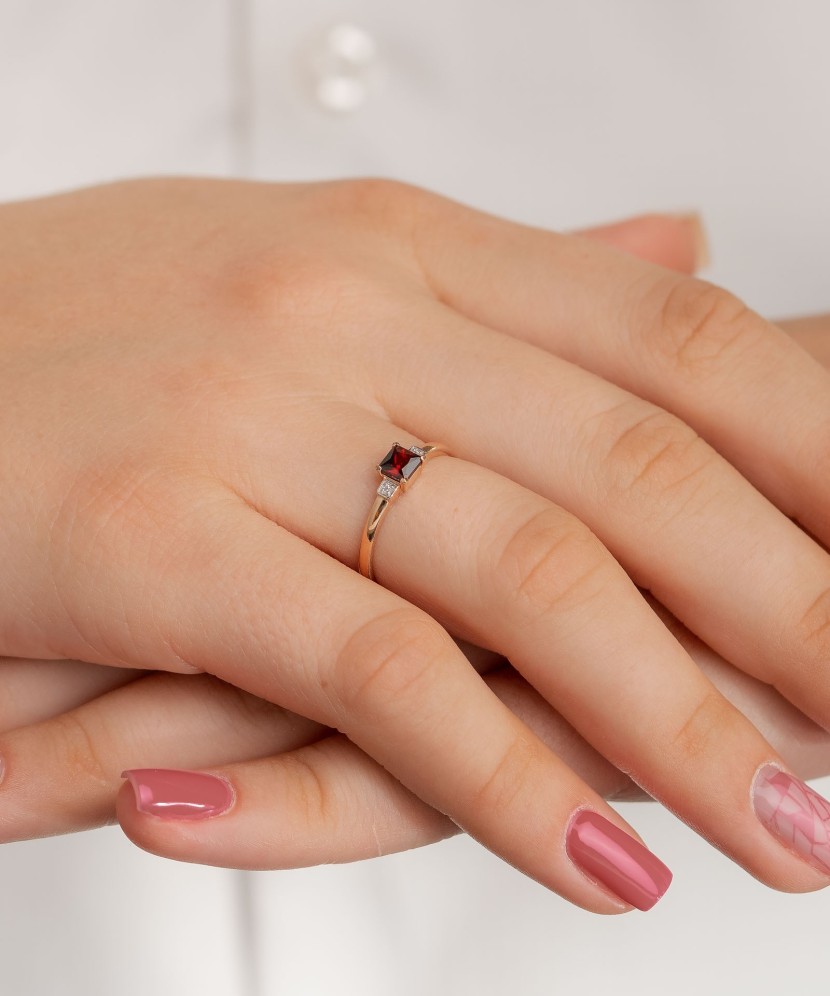 Золотое кольцо с гранатом и цирконами