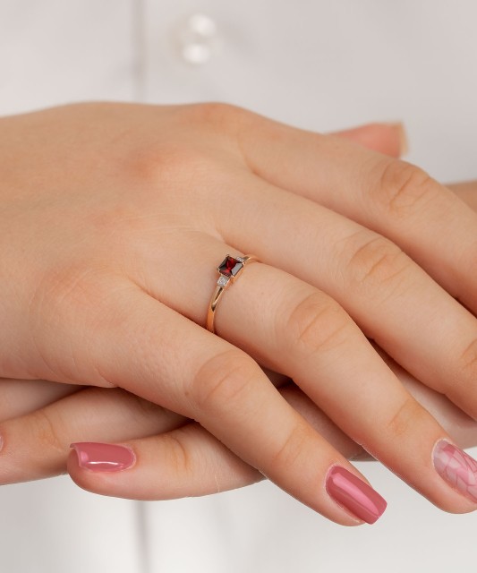 Zelta gredzens ar granātu un cirkonijiem