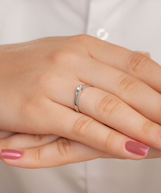 Кольцо из белого золота с цирконом