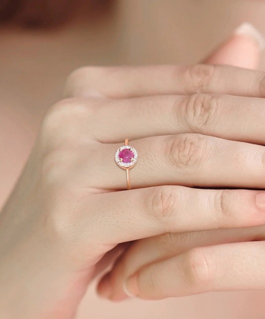 Золотое кольцо с алмазами и рубинами