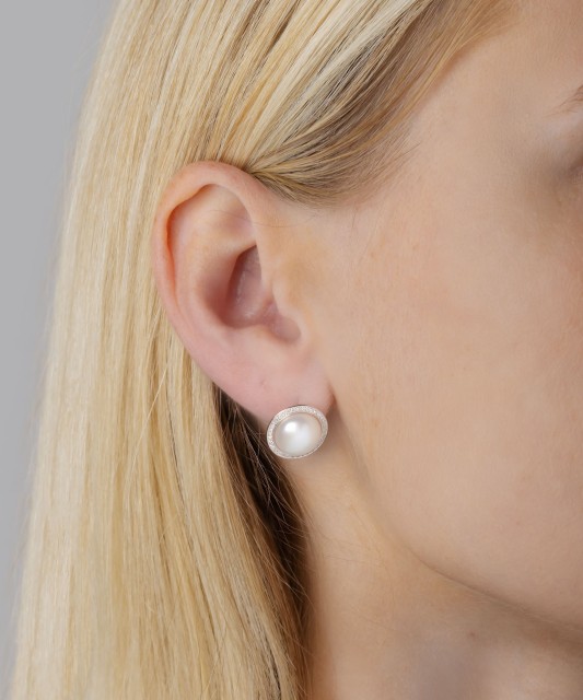 Серьги из золота с бриллиантами и жемчугом